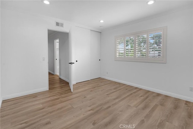 unfurnished room featuring recessed lighting, visible vents, ornamental molding, and light wood finished floors