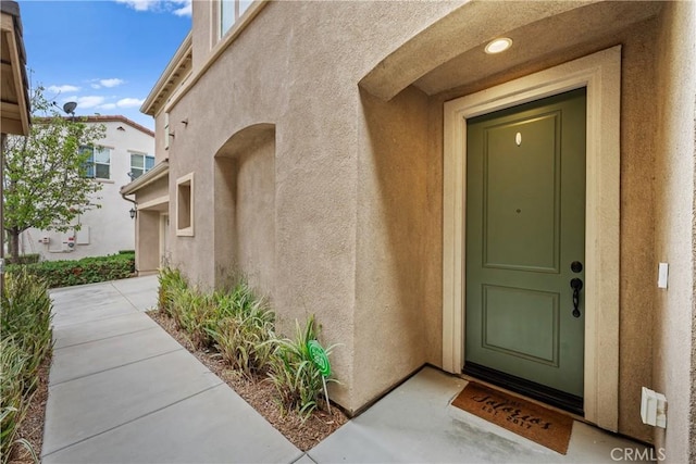 view of exterior entry featuring stucco siding
