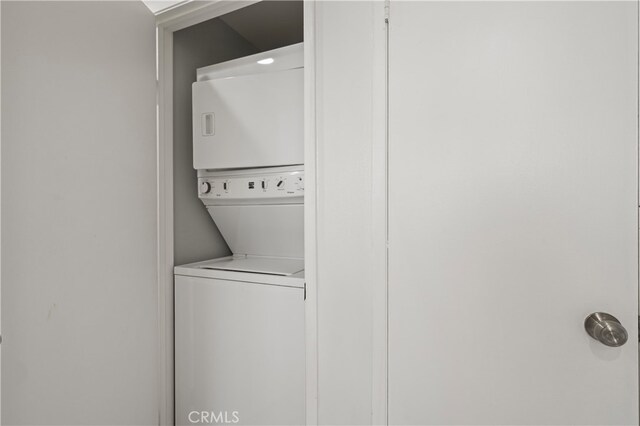 730 W 4th St Unit 307, Long Beach, CA 90802 - laundry area with stacked washer and clothes dryer and laundry area