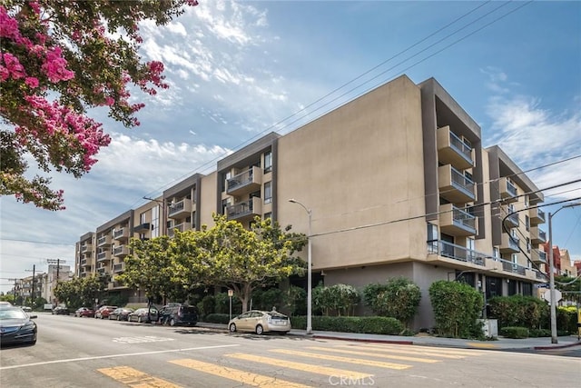 7320 Hawthorn Ave Unit 102, Los Angeles, CA 90046 - view of apartment building / complex
