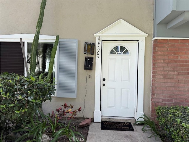 entrance to property with stucco siding