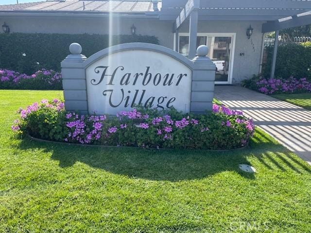 community sign with a lawn