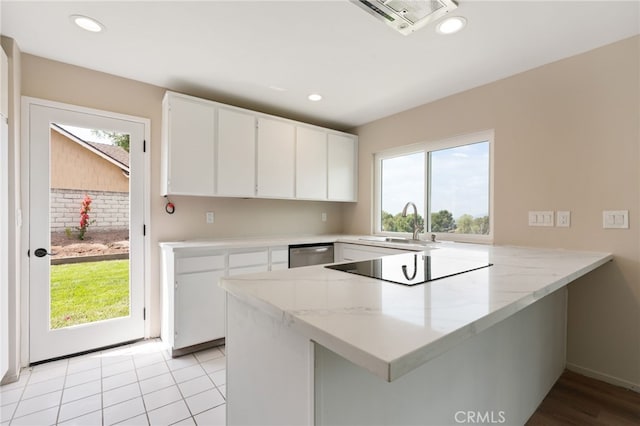 3563 Quarzo Cir, Thousand Oaks, CA 91362 - kitchen featuring a peninsula, a sink, healthy amount of natural light, white cabinets, and recessed lighting