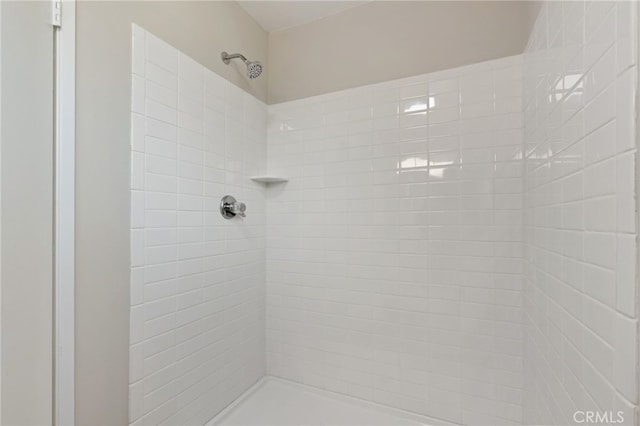 full bathroom featuring tiled shower