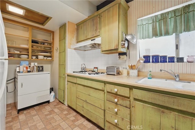 2218 Pacific Ave, Venice, CA 90291 - kitchen featuring under cabinet range hood, white stovetop, light countertops, a sink, and tasteful backsplash