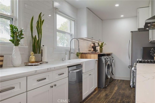 kitchen featuring washing machine and clothes dryer, dark wood-type flooring, recessed lighting, tasteful backsplash, and dishwasher