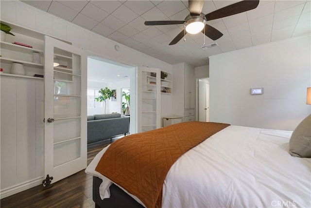 bedroom featuring visible vents, dark wood finished floors, and ceiling fan