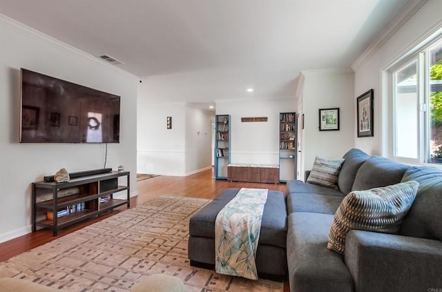 living area featuring crown molding, recessed lighting, baseboards, wood finished floors, and visible vents