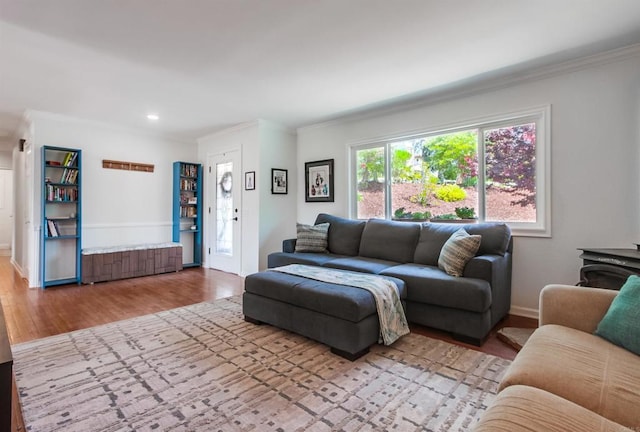 living room featuring crown molding, recessed lighting, baseboards, and wood finished floors