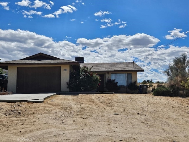 61391 Alta Vista Dr, Joshua Tree, CA 92252 - ranch-style home featuring stucco siding, an attached garage, and driveway
