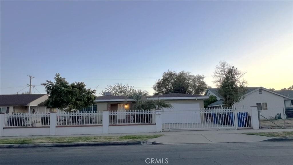 view of front facade with a fenced front yard and driveway