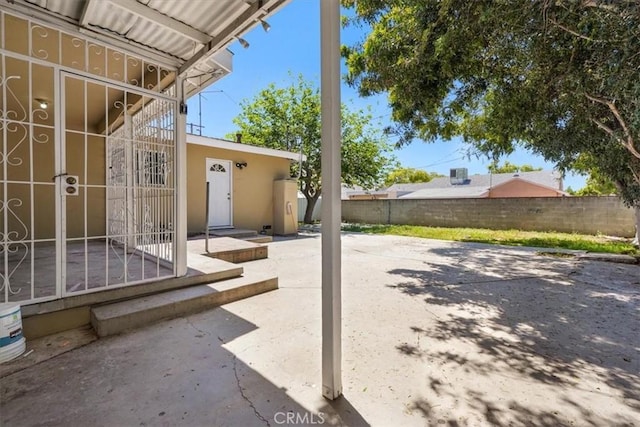 9451 Canterbury Ave, Arleta, CA 91331 - view of patio with fence