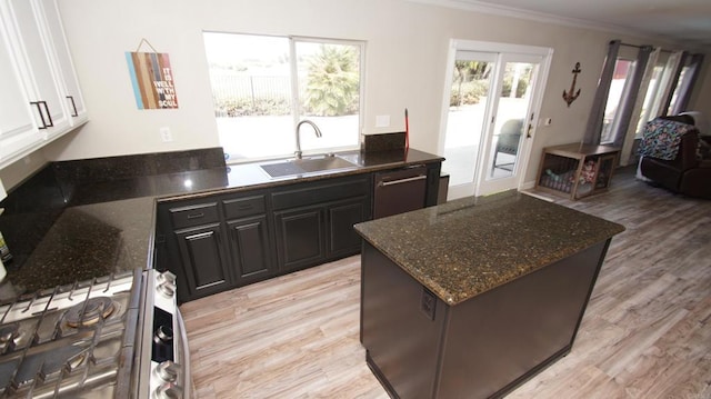 42944 Calle Reva, Temecula, CA 92592 - kitchen with a sink, light wood finished floors, crown molding, appliances with stainless steel finishes, and dark stone countertops