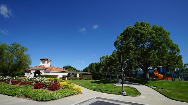 42944 Calle Reva, Temecula, CA 92592 - surrounding community with a yard