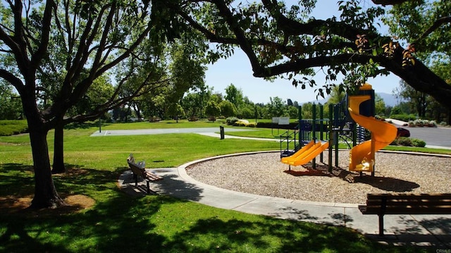 42944 Calle Reva, Temecula, CA 92592 - community playground with a lawn