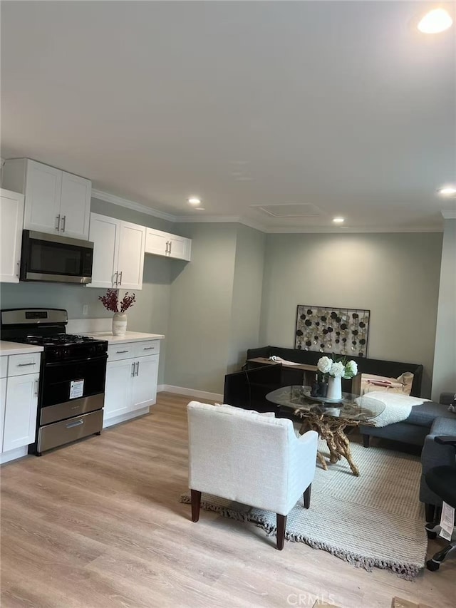 living area featuring recessed lighting, ornamental molding, light wood-style floors, and baseboards