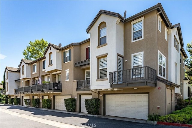 7 Burlingame Ln, Aliso Viejo, CA 92656 - view of property with a garage