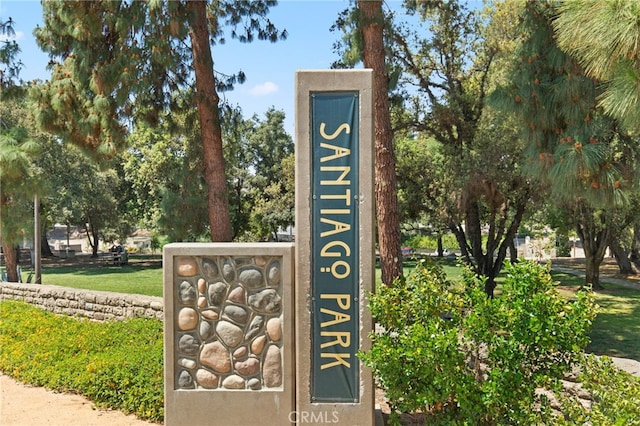 community / neighborhood sign with a yard