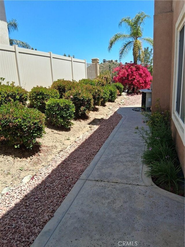33 Corte Rivera, Lake Elsinore, CA 92532 - view of yard with a patio