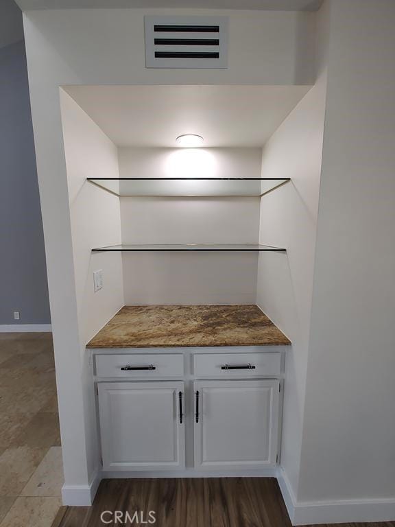 bar with visible vents and baseboards
