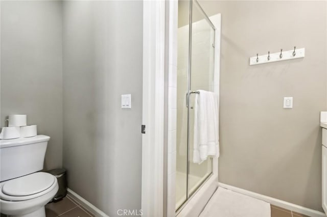 full bathroom featuring a shower stall, toilet, and vanity