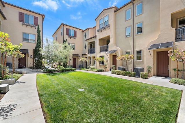 view of property's community featuring a yard