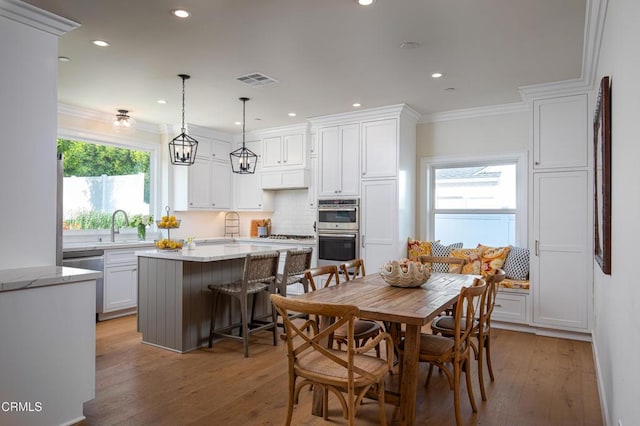 dining room featuring visible vents, recessed lighting, light wood finished floors, and crown molding