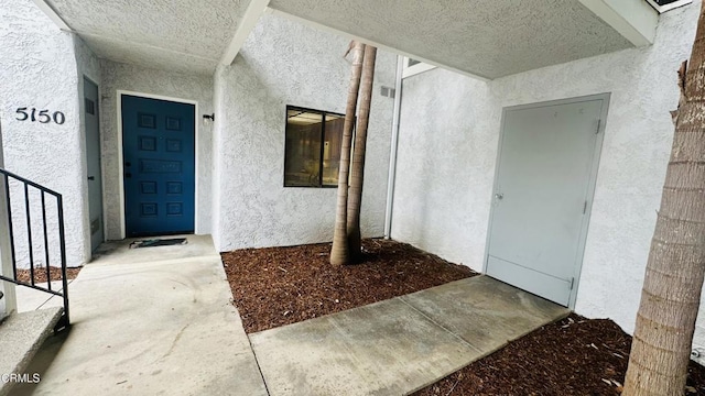 view of exterior entry with stucco siding