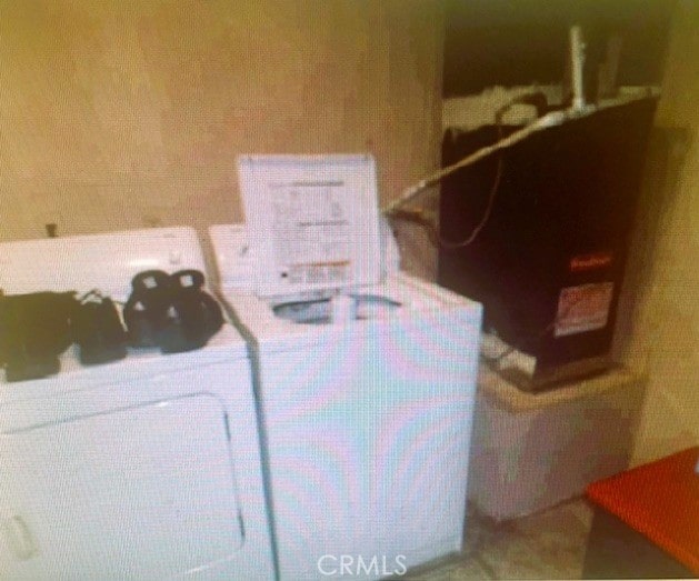20631 Zuni Rd, Apple Valley, CA 92307 - view of laundry area
