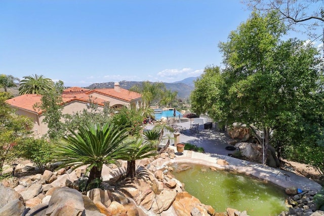 944 Rainbow Crest Rd, Fallbrook, CA 92028 - surrounding community with a garden pond and a mountain view