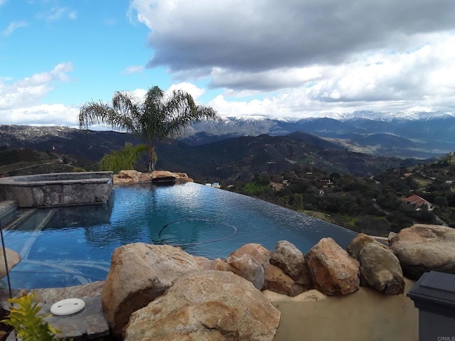 944 Rainbow Crest Rd, Fallbrook, CA 92028 - view of swimming pool with a mountain view and a pool with connected hot tub