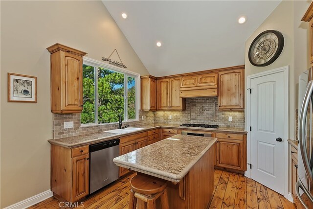 1119 Brentwood Dr, Lake Arrowhead, CA 92352 - kitchen featuring appliances with stainless steel finishes, a sink, a kitchen island, light wood finished floors, and recessed lighting