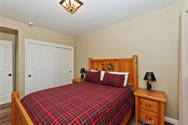 1119 Brentwood Dr, Lake Arrowhead, CA 92352 - bedroom featuring wood finished floors, a closet, and baseboards