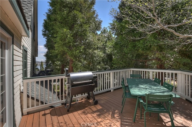 242 Holiday Dr, Lake Arrowhead, CA 92352 - wooden deck with outdoor dining space