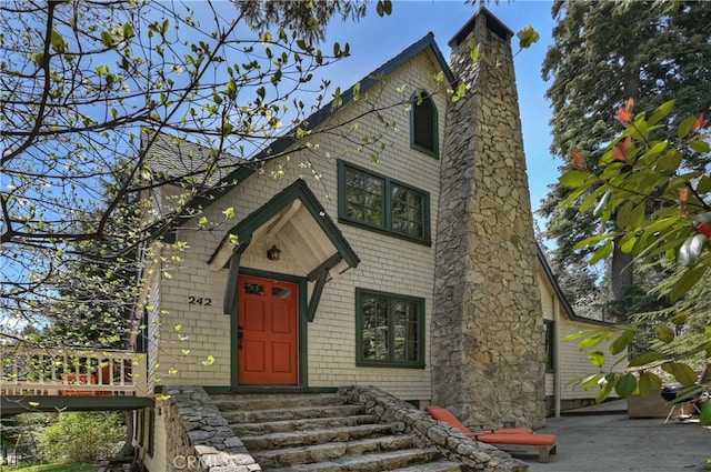 242 Holiday Dr, Lake Arrowhead, CA 92352 - view of front of home featuring a chimney