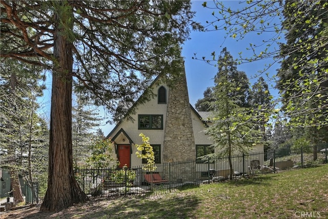 242 Holiday Dr, Lake Arrowhead, CA 92352 - view of front facade with a front lawn and fence