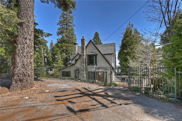 242 Holiday Dr, Lake Arrowhead, CA 92352 - view of front of property with a fenced front yard and a chimney