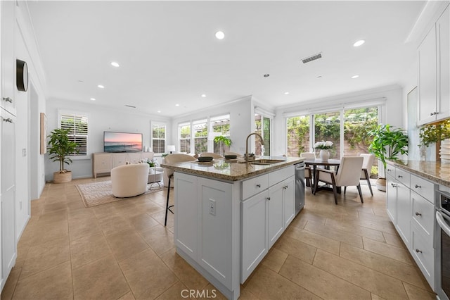 kitchen featuring visible vents, open floor plan, recessed lighting, a sink, and dishwasher
