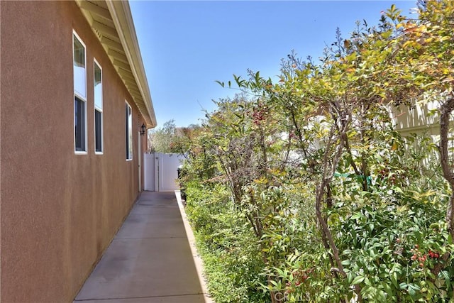 39312 Beringer Dr, Murrieta, CA 92563 - view of side of home with stucco siding