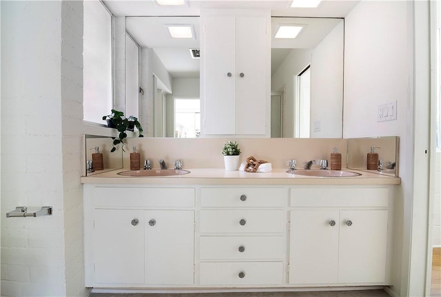 438 S Lamer St, Burbank, CA 91506 - bathroom with double vanity