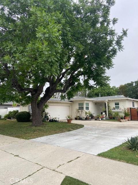 ranch-style home with driveway and a front yard