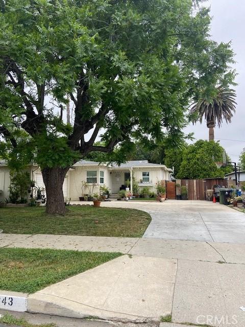 single story home featuring fence, driveway, and a front yard