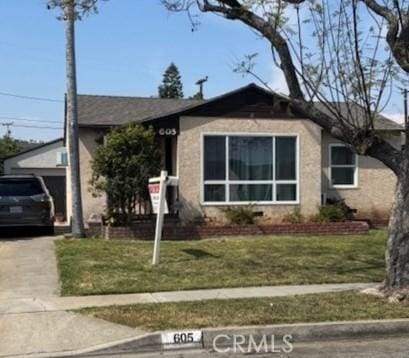 view of front of property with a front yard