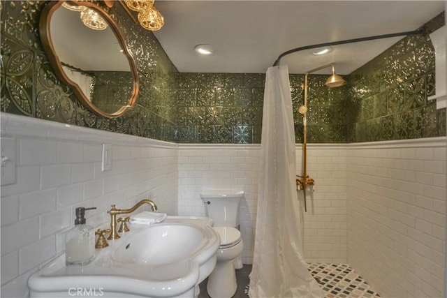 full bath featuring recessed lighting, a tile shower, toilet, and tile walls