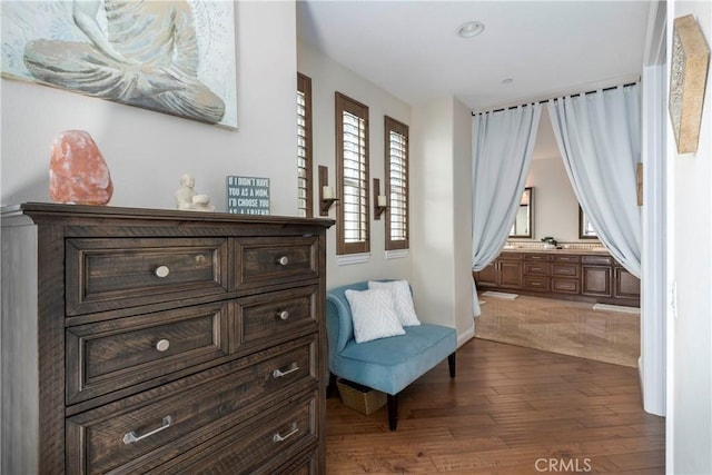 living area featuring baseboards, recessed lighting, and hardwood / wood-style floors