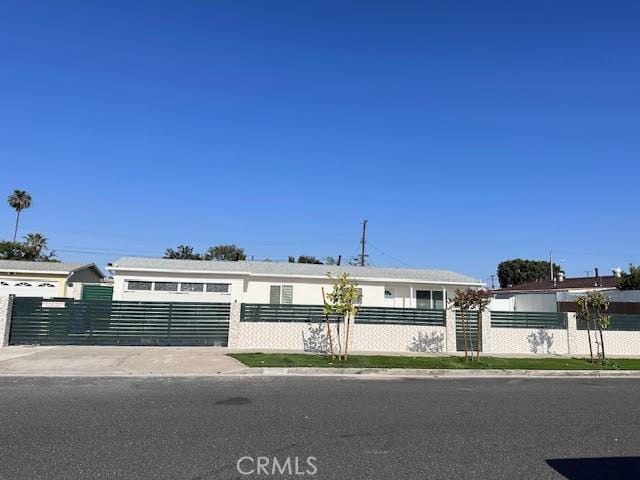 view of front facade with a fenced front yard