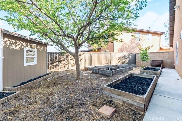 25624 Driftview Cir, Menifee, CA 92584 - view of yard featuring fence and a garden