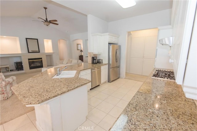 1490 N Dewitt Ave, Clovis, CA 93619 - kitchen with a sink, a peninsula, ceiling fan, arched walkways, and appliances with stainless steel finishes