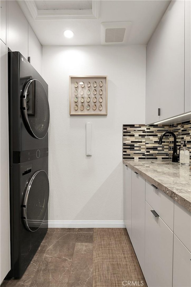 184 Halsbury Ct, Lake Sherwood, CA 91361 - laundry area with recessed lighting, baseboards, visible vents, a sink, and stacked washing maching and dryer
