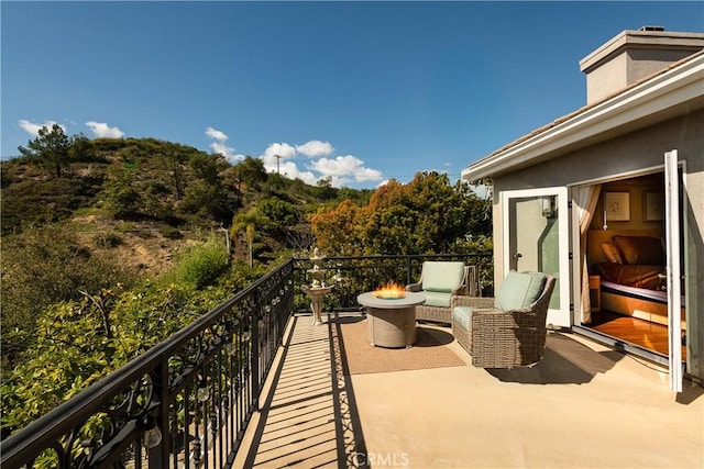 184 Halsbury Ct, Lake Sherwood, CA 91361 - balcony with a fire pit
